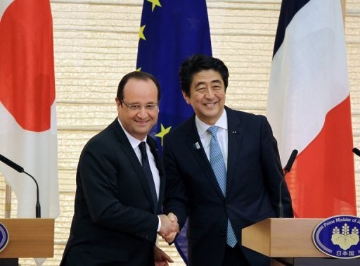 Tổng thống Pháp Francois Hollande (Trái) và Thủ tướng Nhật Bản Shinzo Abe